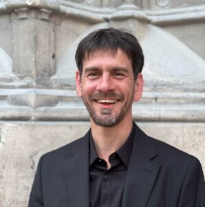 Nicolas-Sansarlat-directeur-artistique-diabolus-in-musica Nicolas Sansarlat devant Notre-Dame de Paris